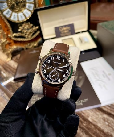 Alternative view of PATEK PHILIPPE  Calatrava Pilot Travel Time 7234R-001, Brown sunburst dial - 37.5mm - Rose Gold 18K