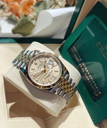 Alternative view of Rolex Datejust 126233-0037 - Gold Palm Dial - Chromalight - Yellow Gold 18K
