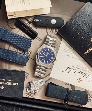 Alternative view of Vacheron Constantin OVERSEAS SELF-WINDING 4500V/110A-B128 - 41MM - STEEL - BLUE DIAL