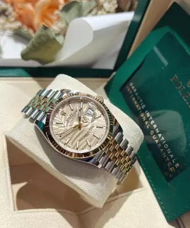 Alternative view of Rolex Datejust 126233-0037 - Gold Palm Dial - Chromalight - Yellow Gold 18K