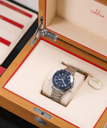 Alternative view of OMEGA SEAMASTER PLANET OCEAN 600M 8900  – 215.30.44.21.03.001 - 43MM - BLACK DIAL - STAINLESS STEEL