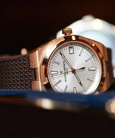Alternative view of Vacheron Constantin OVERSEAS SELF-WINDING 4500V/000R-B127 - 41 MM - PINK GOLD - White Dial