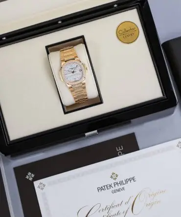 Alternative view of PATEK PHILIPPE NAUTILUS 7010/1R-011 - White Dial - 32mm - Rose Gold 18k